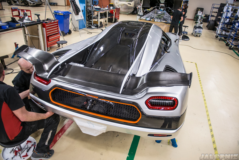 Illustration for article titled This Is The Final Build Process Of The Amazing Koenigsegg One:1